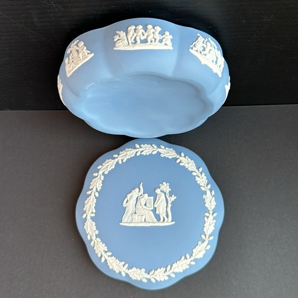 Wedgwood Blue White Jasperware Wavy Edge Dresser Box Cherubs and Musicians - Picture 5 of 5